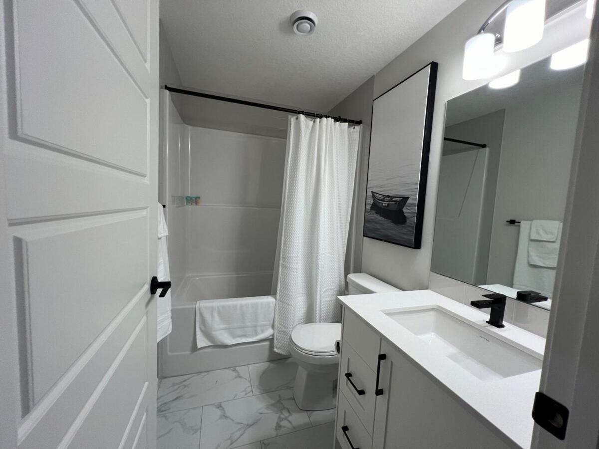 2-bedroom Near Airport Calgary